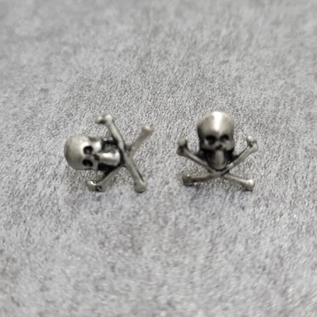 skull earrings