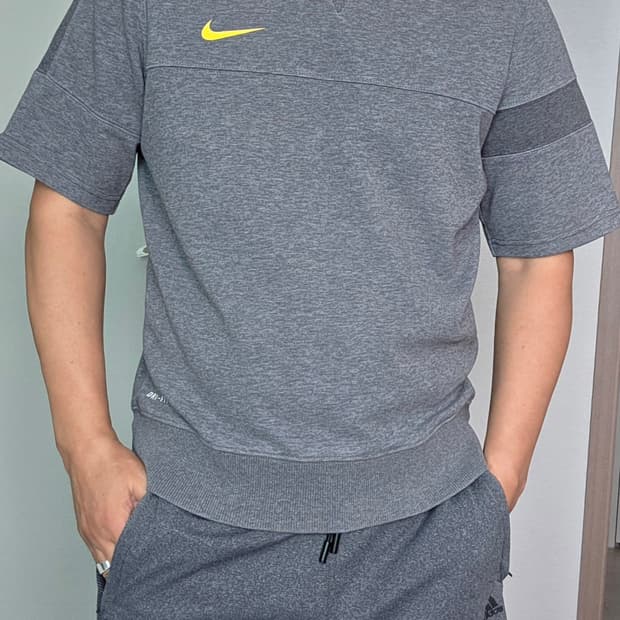 나이키 NIKE 반팔 라운드 티셔츠 그레이 (L)