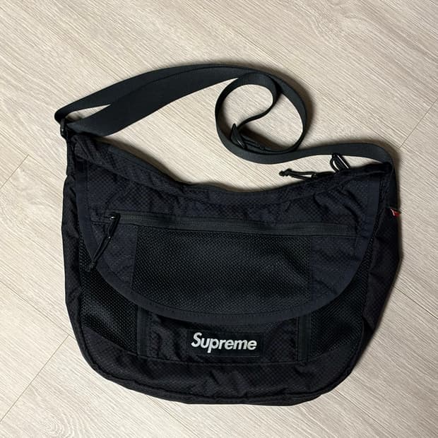 22ss 슈프림 스몰 메신저백