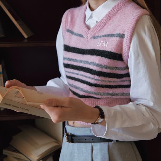 레터프롬문 해프닝 인 캠퍼스 니트 베스트 ( 핑크 )