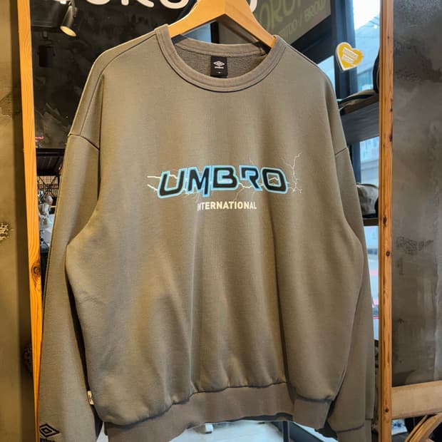 엄브로 맨투맨 100