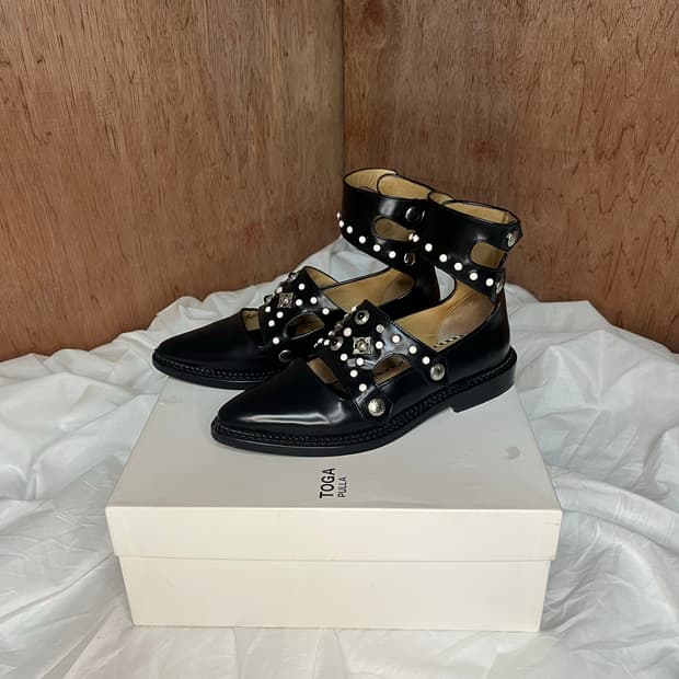 토가 풀라 스터드 발레 스트랩 레더 슈즈