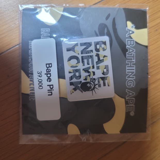 베이프 뉴욕 핀 뱃지