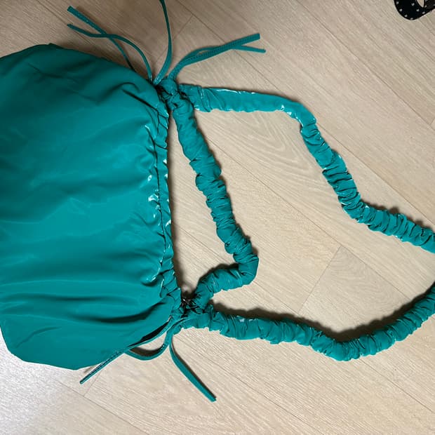 Hvisk 셔링 디테일 크로스바디