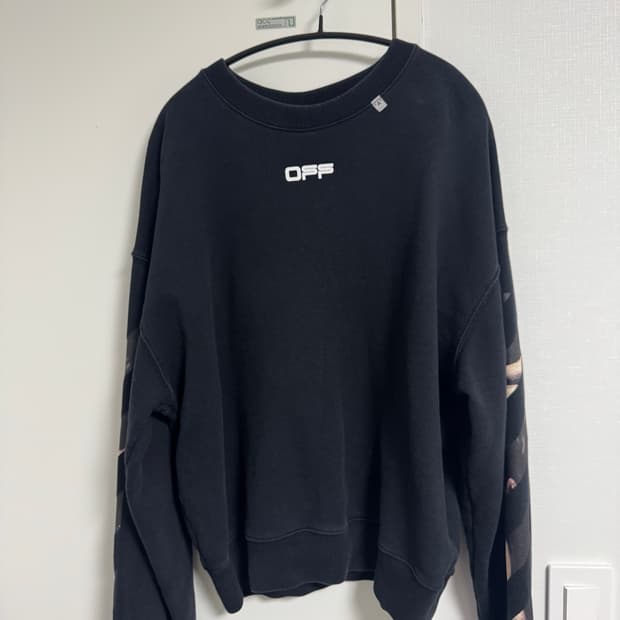 오프화이트 카라바지오 맨투맨