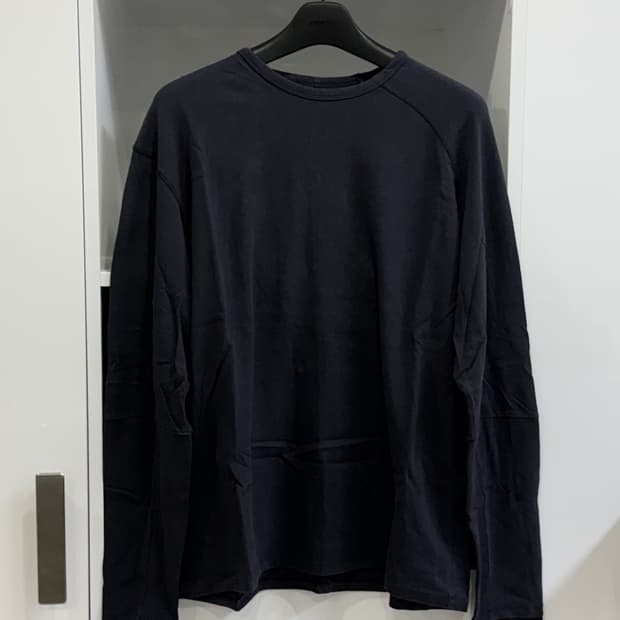 해칭룸 더블 롱슬리브티 네이비 4이즈 판매합니다