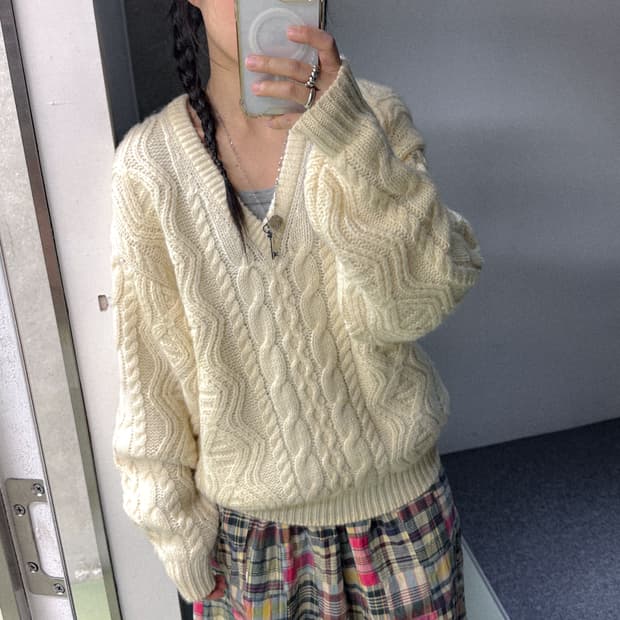 cream cable v knit