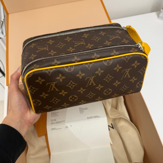 루이비통 모노그램 돕키트 클러치