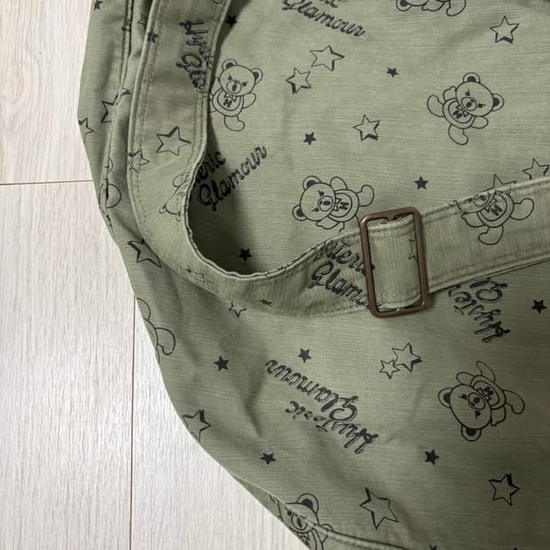 히스테릭 글래머 카키 퍽베어 크로스백