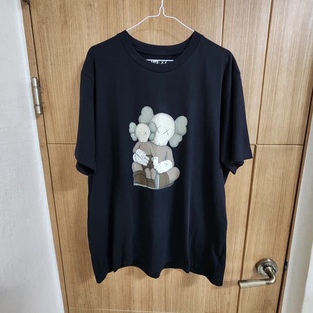 (XL)유니클로X카우스 반팔 티셔츠 블랙