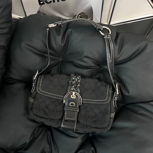 코치 소호 Y2K 버클 숄더백