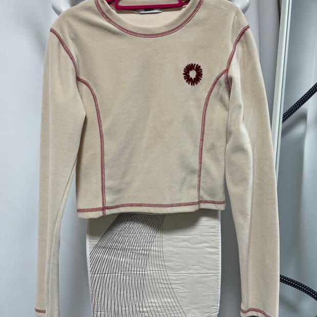 아이보리 벨벳 플라워 크롭 긴팔 티셔츠