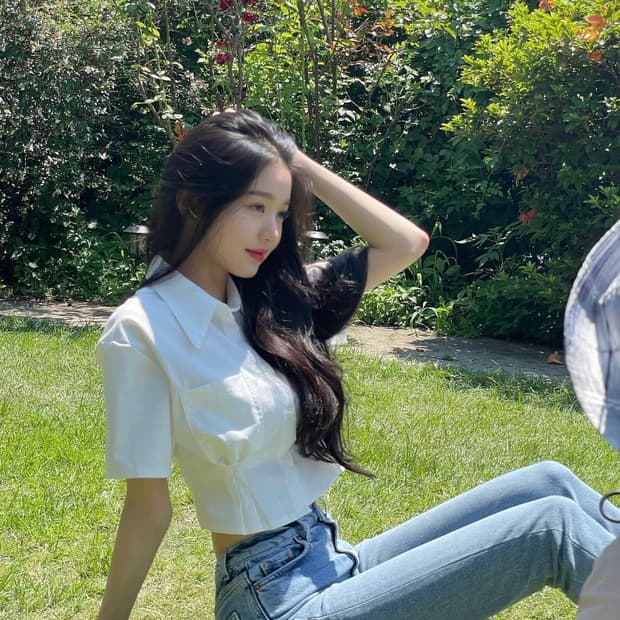 콜릿 크롭 슬림 반팔 셔츠 [WHITE] 장원영 착용