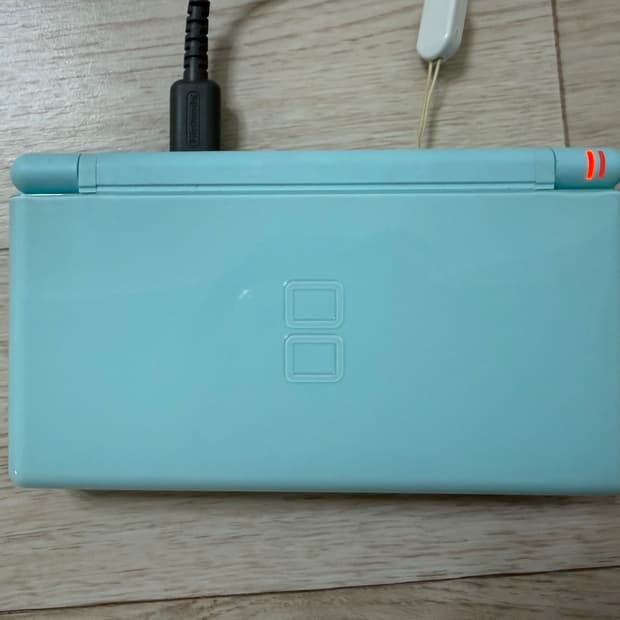 닌텐도 DS Lite 아이스블루 팝니다.