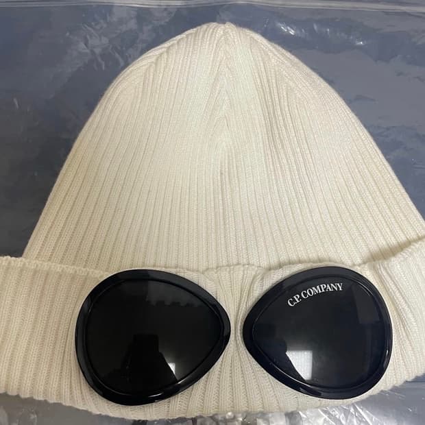 CP컴퍼니 고글 비니 아이보리(크림) 