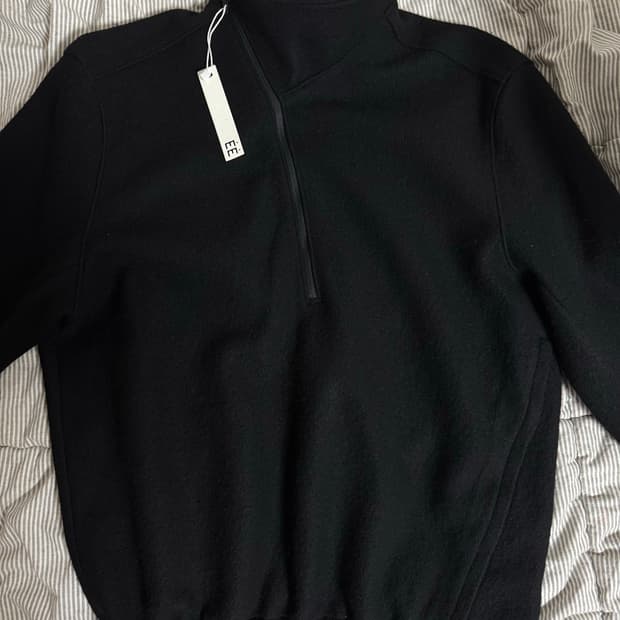Curved half wool zip up black