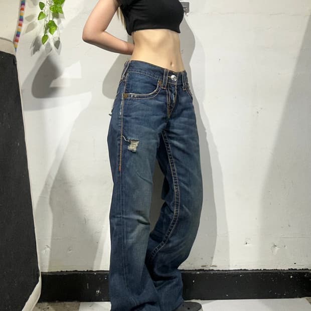 트루 릴리전 진청 부츠컷 워싱 데미지 플레어진 자수 와이드 데님 팬츠