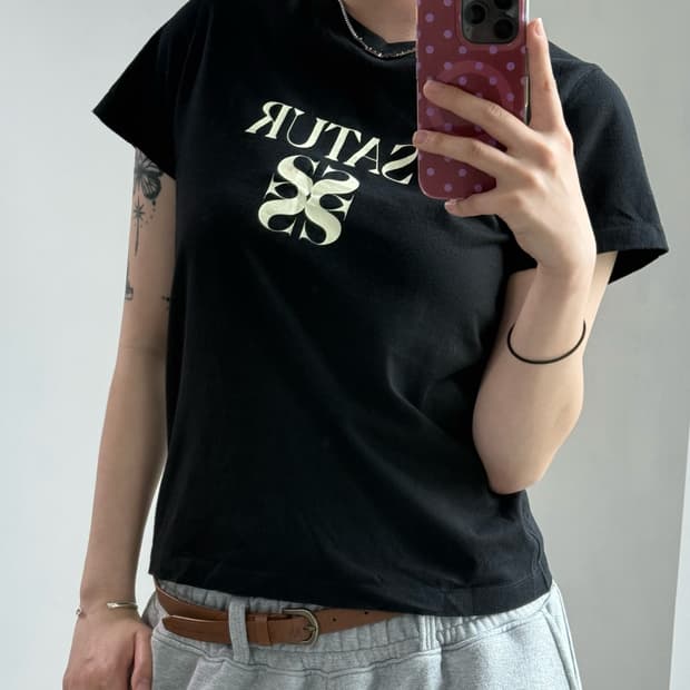 Satur 로고 블랙 반팔티