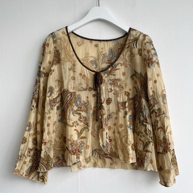 베이지 페이즐리 플레어 블라우스 