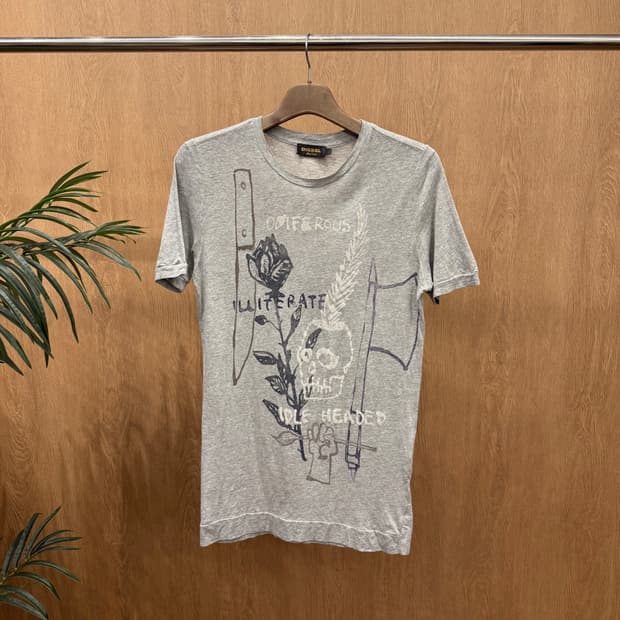 디젤 반팔 티셔츠 블랙골드 스컬 그래픽 프린팅 디테일 코튼 그레이