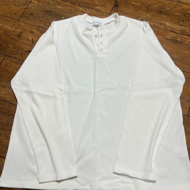 오엑스 스튜디오 모먼트 헨리넥 롱슬리브 화이트 색상 48사이즈입니다 얇은