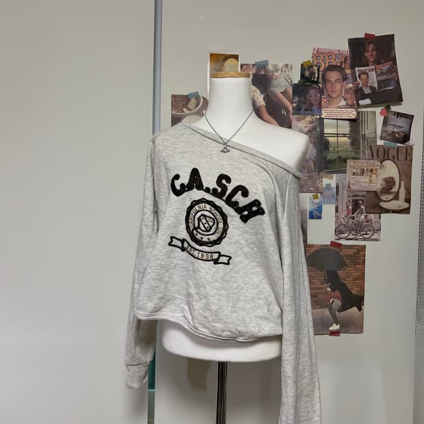 모리걸 오프숄더 패치 오트밀 맨투맨