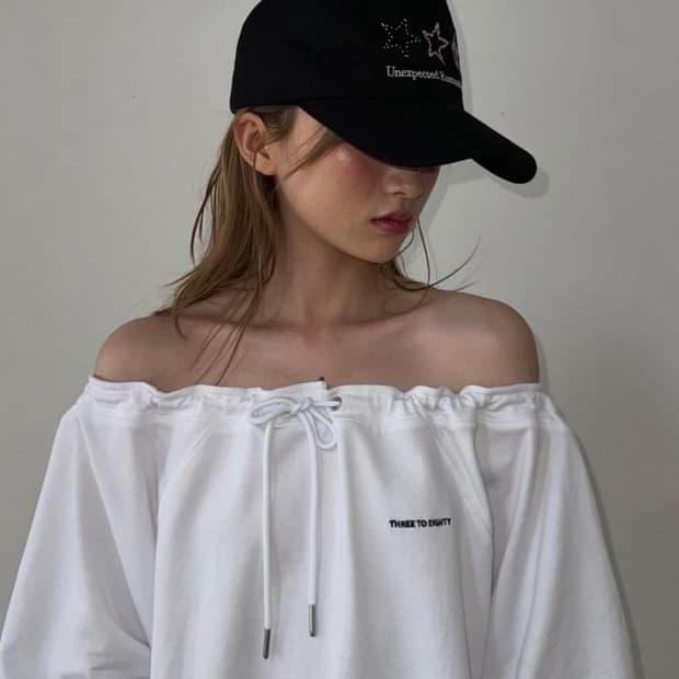 쓰리투에이티 맨투맨 white os