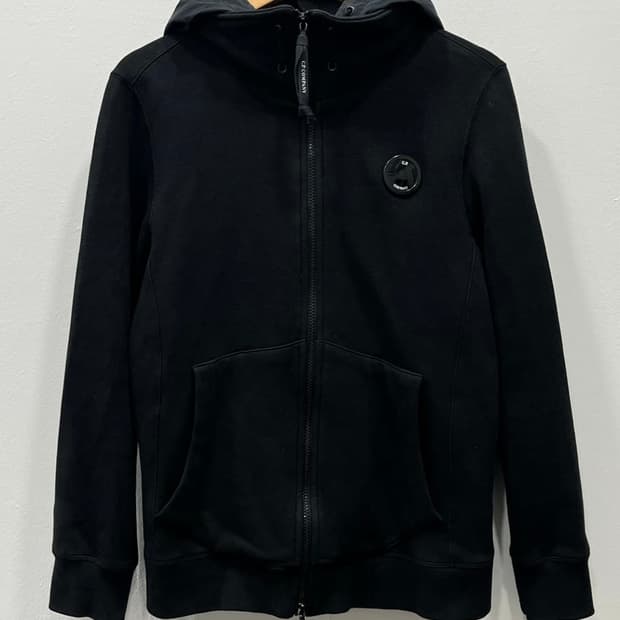 CP컴퍼니 하이넥 렌즈 후드 집업 