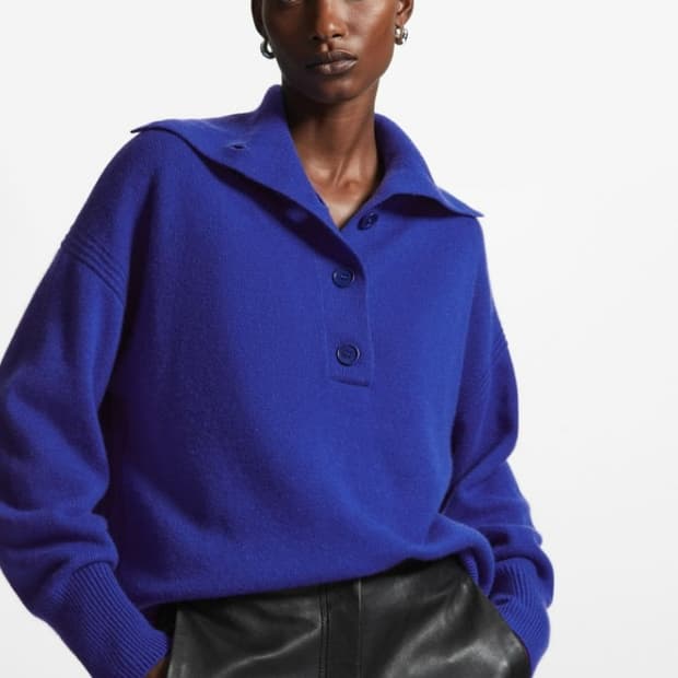 코스(COS) 캐시미어100 스프레드 카라 니트