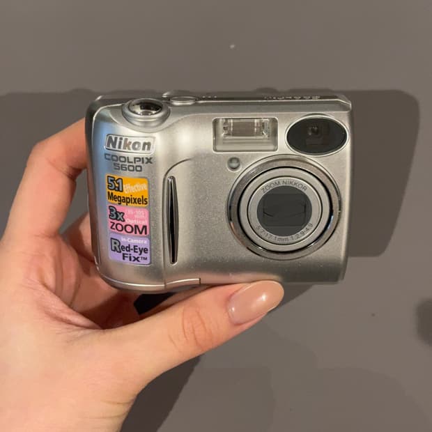 니콘 쿨픽스 5600