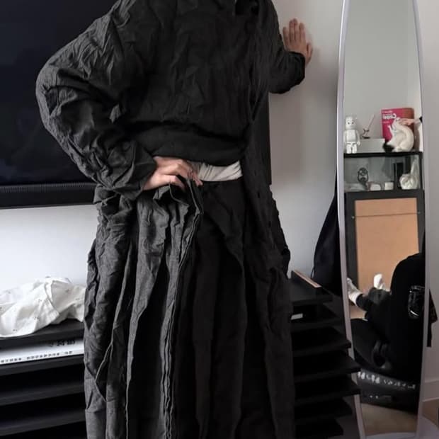 Eont’s paper wool offbeat pleats skirt