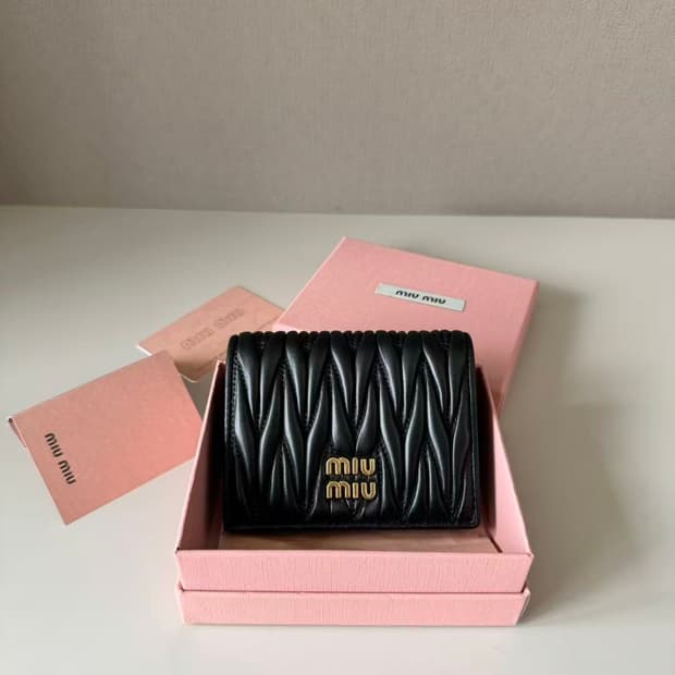 미우 미우 마테라쎄 나파 레더 카드 반지갑 블랙