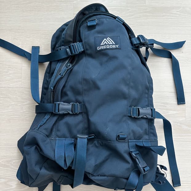 그레고리 데이앤하프백 네이비