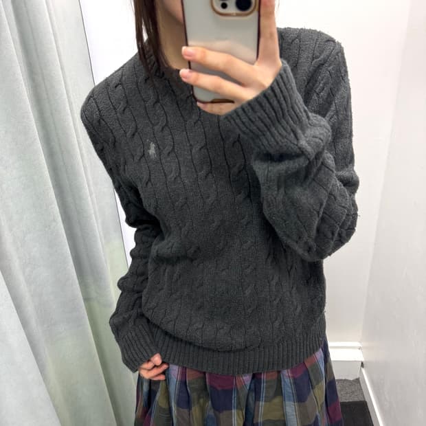 폴로 차콜 꽈베기 니트