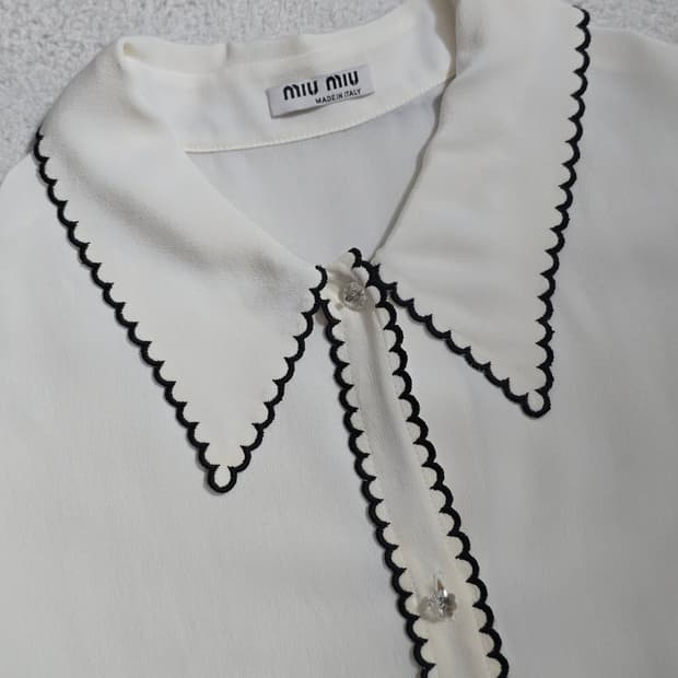 miumiu 미우미우 화이트 스칼럽 카라 실크 블라우스 38