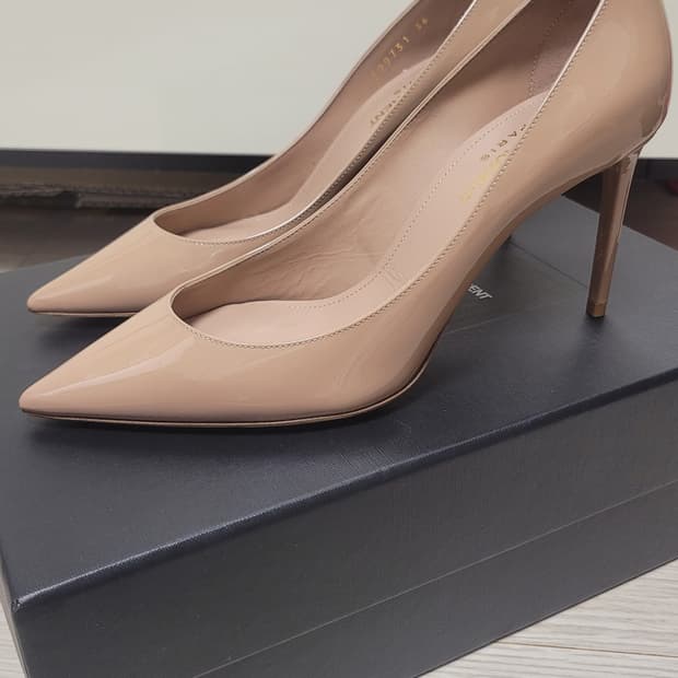 생로랑 ANJA 85 페이턴트 누드 36 사이즈 판매합니다.