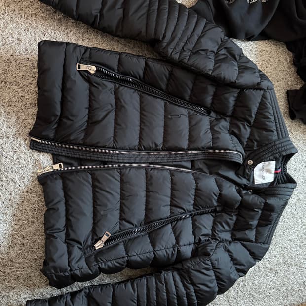 몽클레르 아미오트 숏 다운 자켓 블랙 -  Moncler Amio