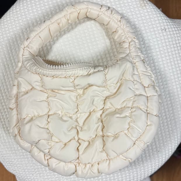 Cos 퀼티드 마이크로 백 에크루