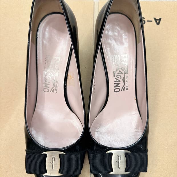 페라가모 블랙 에나멜 리본 펌프스