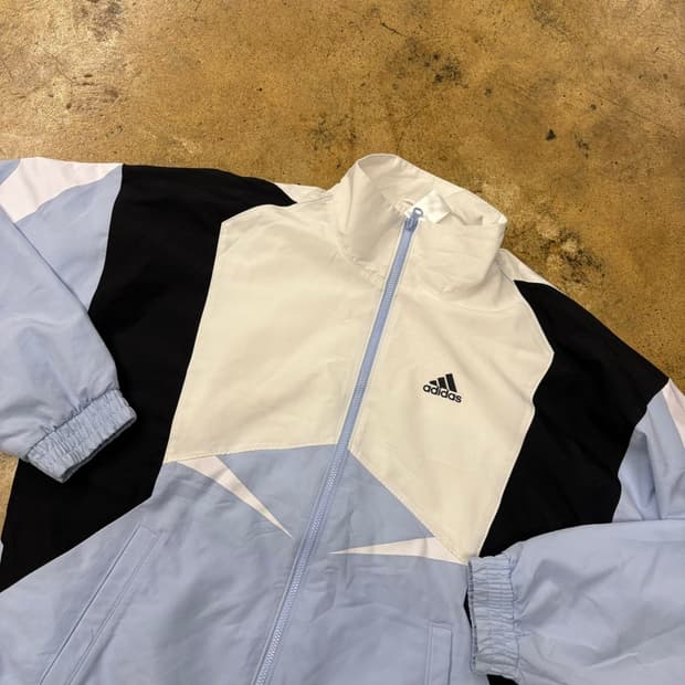 아디다스 시나모롤 하늘 화이트 블랙 바람막이 