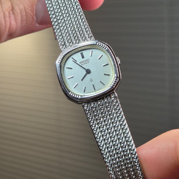 Vintage Seiko quartz silver tone ladies