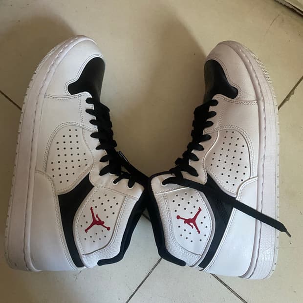 나이키 에어 조던 1 미드 (Air Jordan 1 Mid)