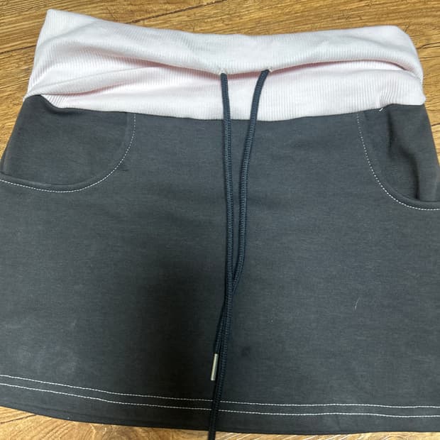 포어링 트레이닝 미니스커트