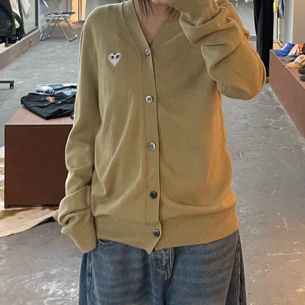 꼼데가르송 카멜 플레이 화이트 와펜 모 가디건 H2749