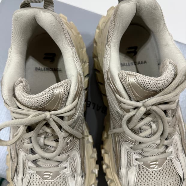 [42] 발렌시아가 디펜더 베이지