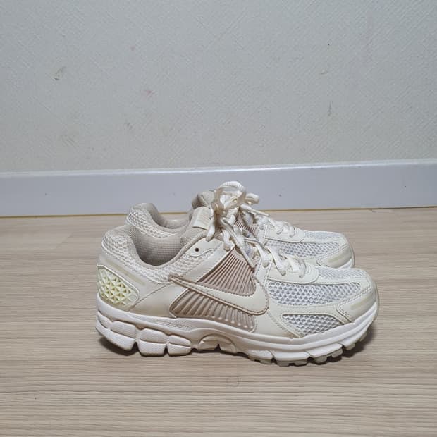 나이키 줌 보메로 5 운동화 230