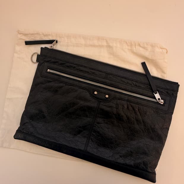발렌시아가(BALENCIAGA) 클래식 모터 클립 레더 클러치백