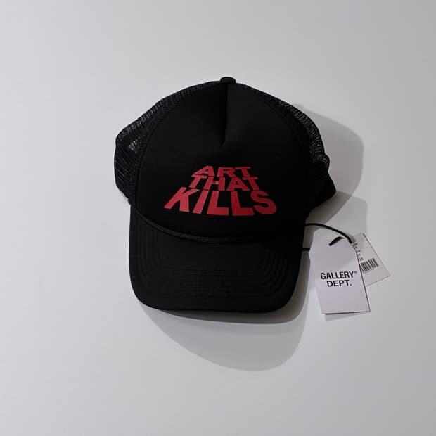 갤러리 디파트먼트 ATK 스택 로고 트러커 캡 블랙