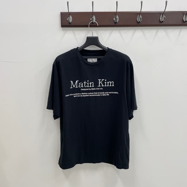 마땡킴 공용F 로고 자수 블랙 반팔 티셔츠