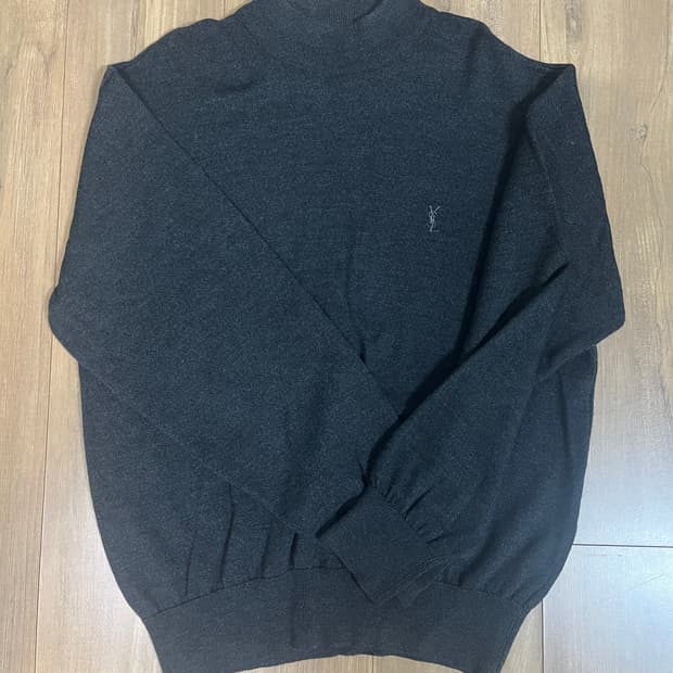 입생로랑 터틀넥 니트